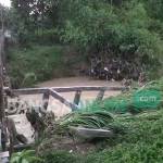 NYARIS HANYUT: Jembatan penghubung antara Desa Kedewan dengan Beji, Kecamatan Kedewan yang pondasinya rusak akibat diterjang banjir bandang. foto: eki nurhadi/ BANGSAONLINE