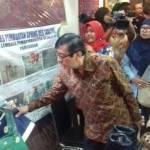 Menkumham Yasonna Laola saat menyaksian beragam produk unggalan hasil warga binaan yang dipamerkan di Kemenperin, Jakarta, Selasa (19/4)-Jum