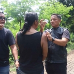 Petugas dari Polres Mojokerto saat menginterogasi salah satu terduga tersangka di kampung narkoba.