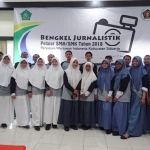 POSE BARENG: Peserta pelatihan foto bersama dengan PWI Sidoarjo saat Bengkel Jurnalistik Pelajar SMA/SMK 2018, Selasa (27/11). foto: MUSTAIN/BANGSAONLINE
