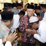 Bupati Dr. KH. A. Busyro Karim disalami para pengurus Dewan Masjid Indonesia (DMI) Kabupaten Sumenep yang baru saja dilantik.