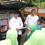 Plt Kepala Disdik Kabupaten Kediri, Mokhamat Muhsin (bertopi), saat menjelaskan pentingnya literasi. Foto: Ist