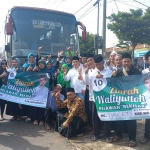 Wakil Bupati Mojokerto, Muhammad Al Barra atau yang akrab disapa Gus Barra, saat memberangkatkan warga untuk mengikuti wisata religi secara gratis.