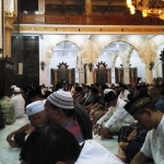 Suasana salat Khusuf di Masjid Agung Darul Falah Pacitan. foto: ist