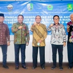 Dari kiri, Bupati Bangkalan Abdul Latif Amin Imron, Bupati Sampang Slamet Junaidi, Plt. Kepala BPWS Achmad Herry Marzuki, Bupati Pamekasan Baddrut Tamam, dan Asisten I Pemerintahan Pemkab Sumenep, usai penandatanganan MoU di kantor BPWS, Kota Surabaya.