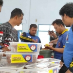 Anggota Tagana Kabupaten Kediri saat mengemas sambal pecel yang akan dikirim ke Cianjur. Foto: Ist