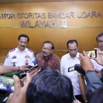 Mendampingi Menhub Budi Karya Sumadi, Pakde Karwo bersama Kepala Dinas Perhubungan Prov Jatim Fattah Jasin memberikan keterangan persnya.