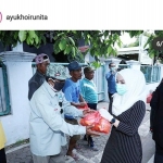 Ayu Khoirunita memberikan bantuan sembako kepada tukang becak di sekitar Alun-alun Bangkalan.
