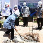 Gubernur Jawa Timur Khofifah Indar Parawansa  meletakkan batu pertama pembangunan pabrik PT Pangansari di kawasan JIIPE di Gresik, Rabu (31/3/2021). Foto: ist 
