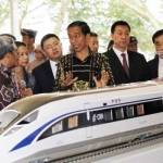 Presiden Jokowi didampingi General Manager China Railway Corp, Sheng Guangzhou saat meresmikan kereta cepat Bandung-Jakarta di kawasan kebun teh Mandalawangi Maswati, Kabupaten Bandung Barat, Jawa Barat, Kamis (21/1).  foto: merdeka