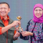 Gubernur Jawa Timur 2019-2024, Khofifah Indar Parawansa, saat menerima penghargaan sebagai Tokoh Pengembangan Industri Halal dari Beritajatim.