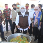 Gubernur Jawa Timur Khofifah Indar Parawansa saat mengunjungi Dapur Umum Peduli Covid-19 di Polresta Sidoarjo Jalan Cemengkalang, Sidoarjo, Rabu (6/5/2020) sore.