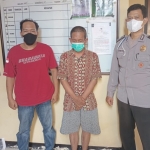 Tersangka Agus Prianto (tengah) diapit petugas, saat berada di Polsek Sukorejo, Ponorogo. foto: ist.