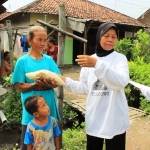 ?Ibu berseragam Prabowo saat memberikan gula 5 kg kepada warga miskin. Foto:muhammad syafii/BANGSAONLINE