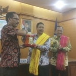 Asisten Pemerintah Kab. Bangkalan Ismed Efendi memberikan cinderamata kepada Bakar Jeriman perwakilan dari DPRD Sumba didampingi Punguh, Asisten Ekonomi dan Pembangunan Setdakab Bangkalan.
