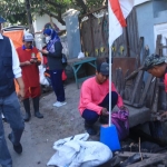 Wali Kota Pasuruan Saifullah Yusuf saat meninjau warga membersihkan gorong-gorong.