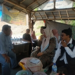 Suasana dialog antara tim pemkab situbondo dengan pemilik tambang di Desa Tambak Ukir, Situbondo.
