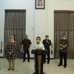 Bupati Lumajang Thoriqul Haq bersama Wakil Bupati, Kapolres, dan Dandim merilis satu ASN positif Covid-19