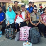Kepala Dinas Sosial Kabupaten Blitar menjemput dua warga Blitar yang baru kembali dari Wamena.