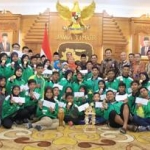 Para atlet Pagar Nusa Jawa Timur  foto bersama dengan Gubernur Jawa Timur Khofifah Indar Parawansa. foto: Pagar Nusa 