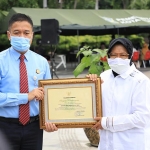 Wali Kota Risma menyerahkan penghargaan kepada Kajari Surabaya. (foto: ist).