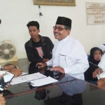 Calon Jamaah Haji melakukan pelunasan BPIH tahap kedua di kantor PHU Kemenag Kabupaten Blitar. foto: AKINA/ BANGSAONLINE