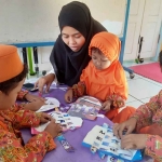 Pembentukan karakter usia dini di Lembaga Pendidikan KB-TKIT Asy Syaamil di Desa Jasem, Kecamatan Ngoro, Kabupaten Mojokerto.