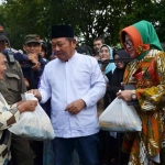SIMBOLIS: Bupati H Saiful Ilah didampingi Kepala Disperindag Dr Feny Apridawati melayani sembako murah, Jumat (1/6) sore. foto: MUSTAIN/ BANGSAONLINE