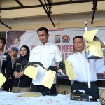 Satreskrim Polres Jember saat konferensi pers terkait sejumlah remaja yang membawa senjata tajam di Kecamatan Ajung.
