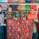 Bupati Gresik Fandi Akhmad Yani bersama Wabup Aminatun Habibah dan Ketua Dekranasda Kabupaten Gresik Nurul Haromaini menunjukkan batik khas Gresik. Foto: Ist.
