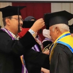 Wali Kota Pasuruan, Saifullah Yusuf, saat mewisuda lulusan Sekolah Lansia Tangguh.