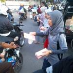 ?Relawan saat membagikan takjil dan brosur kepada pengguna jalan. Foto:rizal/BANGSAONLINE