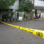 Inilah pemandangan di depan rumah milik Oentoro Wbowo di Jalan Karyawan 
 Baru 51 Kota Mojokerto. Tampak pecahan kaca berserakan. Foto: ist