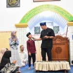 Wali Kota Kediri, Abdullah Abu Bakar saat menguji kemampuan anak-anak mengenai hafalan surat-surat pendek. Foto: Ist.