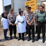 Wali Kota Risma bersama Kapolrestabes saat mengecek Rumah Pompa Sumber Rejo.