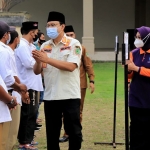 Wali Kota Pasuruan, Saifullah Yusuf, saat membagikan paket sembako untuk ribuan PHL di Gedung Kesenian Dharmoyudo.