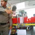 SEGEL: Petugas Satpol PP menyegel dan menutup paksa Alfamart yang tidak kantongi ijin. foto: haris/BANGSAONLINE