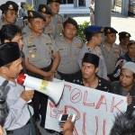  Puluhan mahasiswa PMII Situbondo saat berdemo tolak RUU Pilkada

