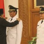 Bupati dan wakil Bupati Tuban saat dilantik oleh Gubernur Jawa Timur, Soekarwo. foto: SUWANDI/ BANGSAONLINE