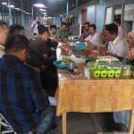 Pertemuan pedagang pasar Blimbing, PT. KIS dan Dinas Perdagangan Kota Malang bertempat di pasar penampungan sementara stadion Blimbing.