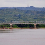 Jembatan KaRe yang membentang di atas Sungai Bengawan Solo. Foto: EKY NURHADI/ BANGSAONLINE