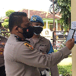 Para petugas di Polresta Banyuwangi saat mencoba aplikasi PeduliLindungi. Foto: TEGUH PRAYITNO/ BANGSAONLINE.com