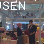 Store Leader Susen Ninik Kurnia Sari (kiri) sedang menunjukkan seri croco bag koleksi Susen di Royal Plaza Mall. (foto: ist)