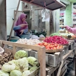 Pedagang dan pembeli di Pasar Ki Lemah Duwur Bangkalan.