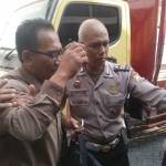 Tersangka Kades Gempolsari Kecamatan Tanggulangin Abdul Haris (45) menutupi wajahnya menghindari kejaran wartawan saat hendak dibawa menuju Lapas Sidoarjo, kemarin. foto: nanang ichwan/ BANGSAONLINE