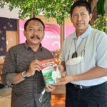 Letjen (purn) Agus Sutomo, Danjen Kopassus ke-26 menerima buku Kiai Miliarder Tapi Dermawan dari CEO HARIAN BANGSA dan BANGSAONLINE.com, M Mas