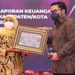 Bupati Kediri Hanindito Himawan Pramana (kanan) saat menerima Penghargaan WTP dari Gubernur Jawa Timur Hj. Khofifah Indar Parawansa di Hotel Kokoon Banyuwangi, pada Jumat (29/10) kemarin. (Foto: Ist)