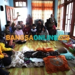 Rombongan Mensos saat berada di rumah Anisatul Jannah, penderita Hidrosefalus di Sampang. Foto: Dok Mensos/BANGSAONLINE
