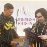 Wali Kota Kediri saat memberikan cenderamata sebuah kain Tenun Ikat Bandar Kidul kepada Ketua Umum PGRI. Foto: Ist. 