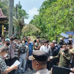 Puluhan warga yang tergabung dalam Pusat Analisis Kajian Informasi Strategis saat menggelar demo di depan Gedung Pemkab Bangkalan.